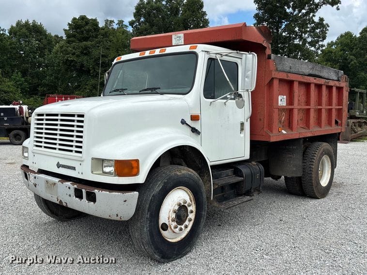1993 International 4900 Equipment Image0