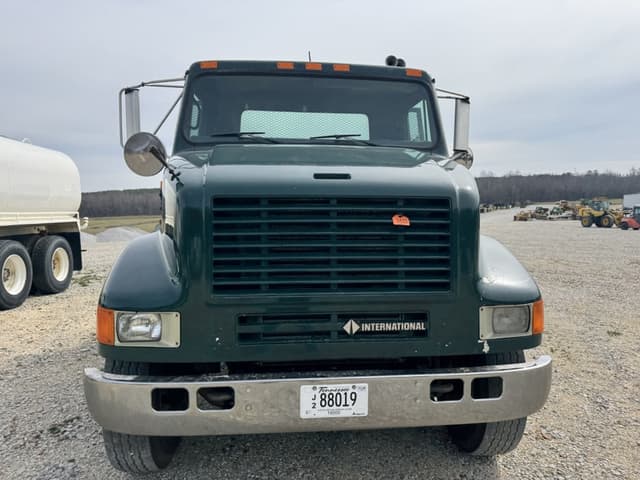 Image of International 8100 equipment image 1