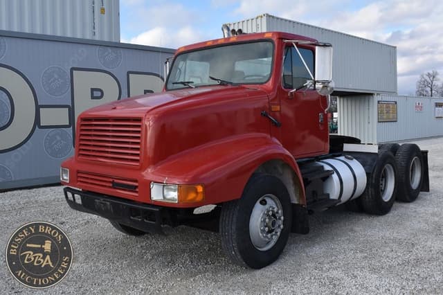 Image of International 8200 equipment image 1