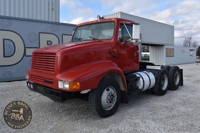 Image of International 8200 equipment image 2