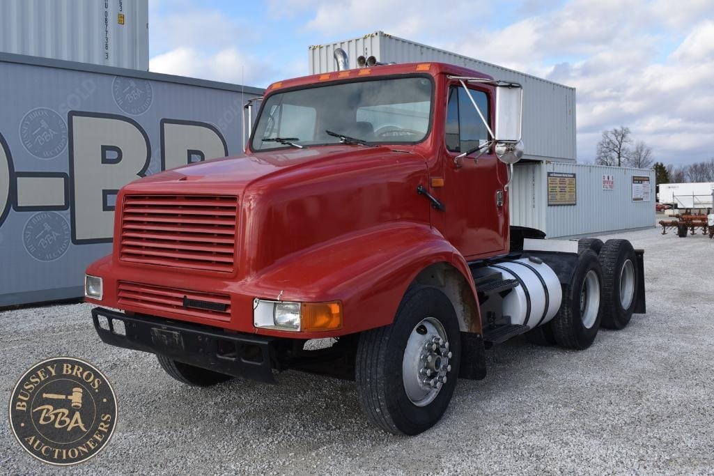 1993 International 8200 Equipment Image0