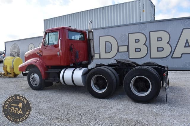 Image of International 8200 equipment image 4