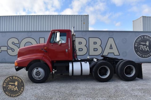 Image of International 8200 equipment image 3