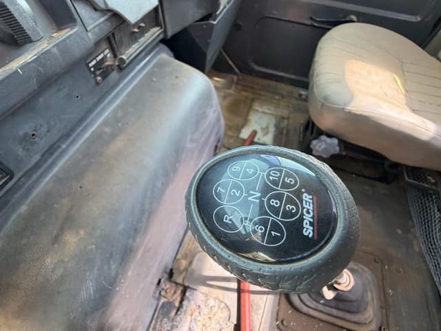 Image of International 8200 equipment image 2