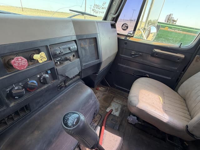 Image of International 8200 equipment image 1