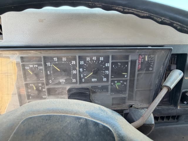 Image of International 8200 equipment image 3