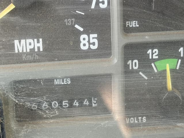 Image of International 8200 equipment image 4