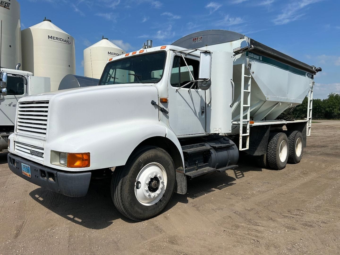 1993 International 8200 Equipment Image0
