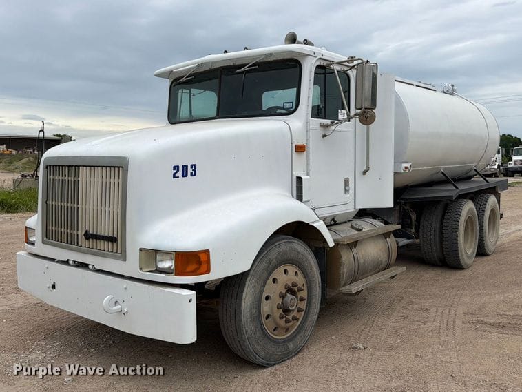 1993 International 9200 Equipment Image0