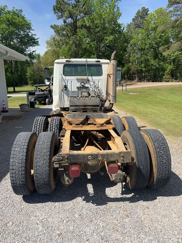 Image of International F-8200 equipment image 3