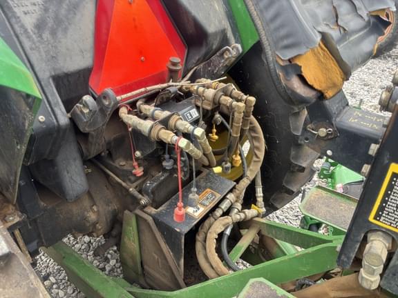 Image of John Deere 5200 equipment image 3
