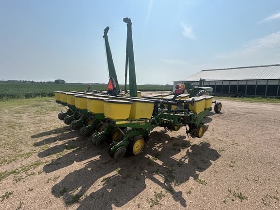 Image of John Deere 7200 equipment image 3