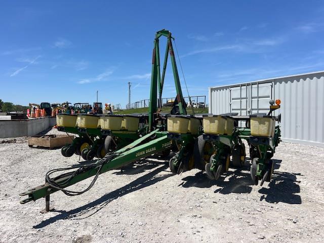 Image of John Deere 7200 equipment image 1