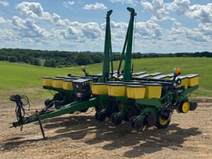 1993 John Deere 7200 Image