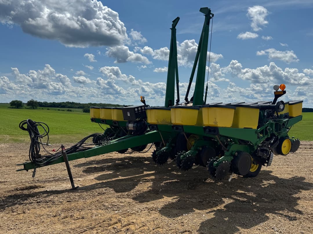 Image of John Deere 7200 Image 1