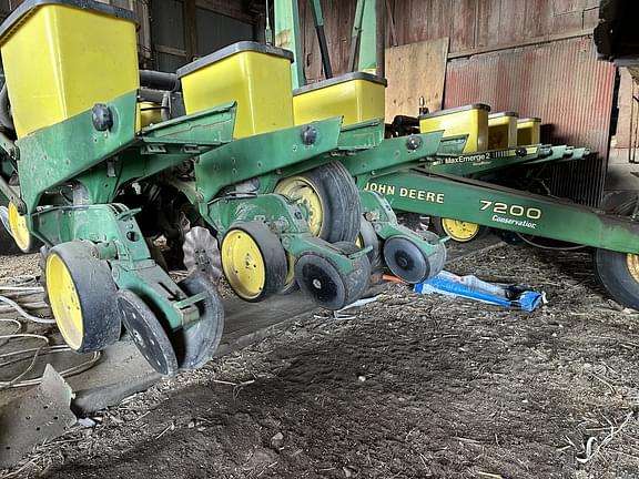 Image of John Deere 7200 equipment image 1