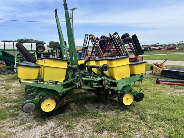 Image of John Deere 7200 equipment image 1