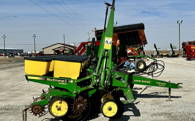 Image of John Deere 7200 equipment image 1