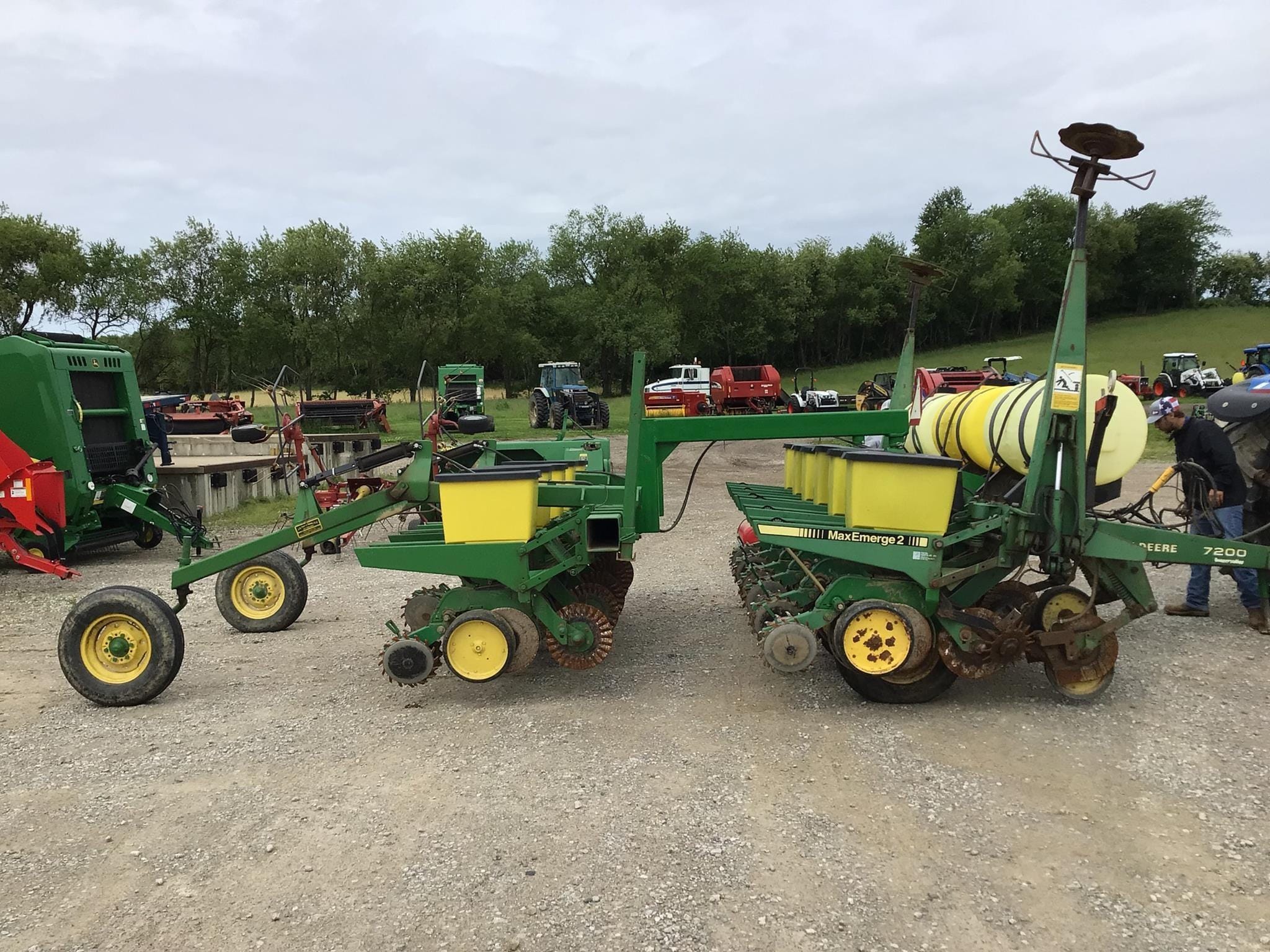 1993 John Deere 7200 Equipment Image0