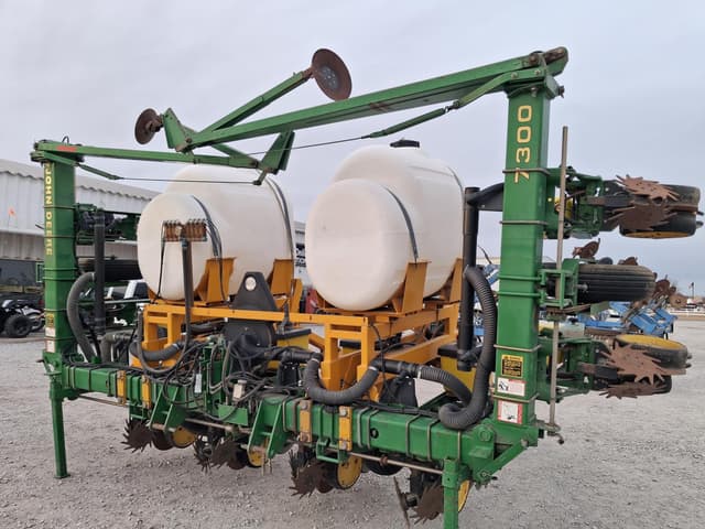 Image of John Deere 7300 equipment image 1