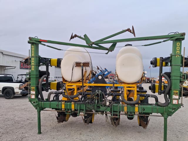 Image of John Deere 7300 equipment image 4
