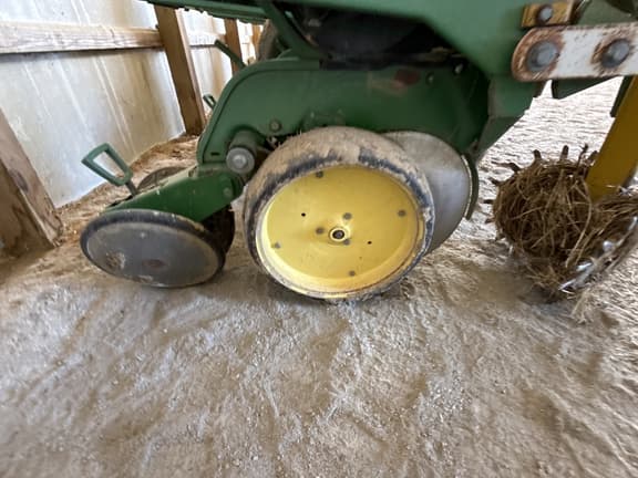 Image of John Deere 7300 equipment image 4