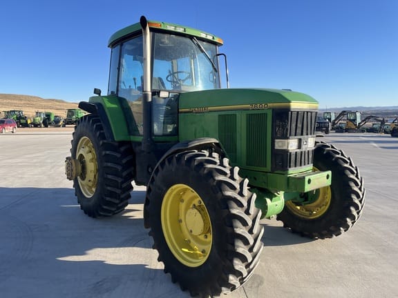 1993 John Deere 7600 Equipment Image0