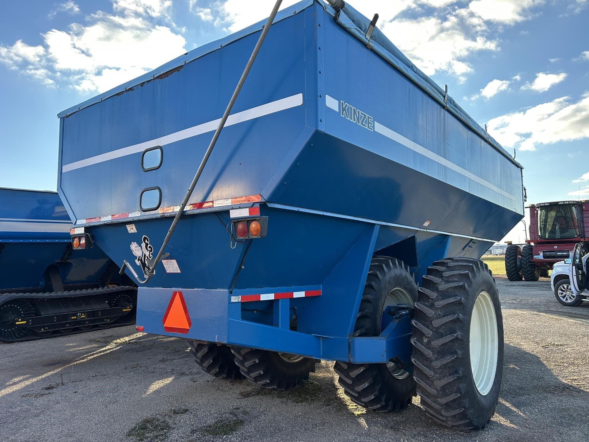 1993 Kinze 1040 Equipment Image0