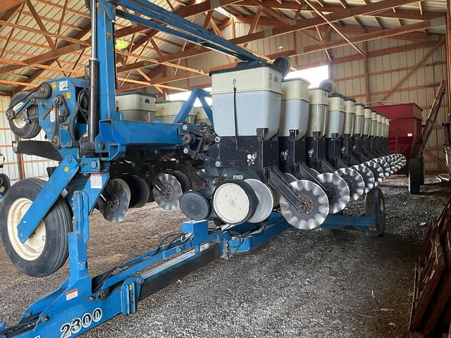Image of Kinze 2300 equipment image 1