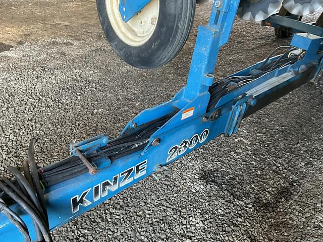 Image of Kinze 2300 equipment image 3