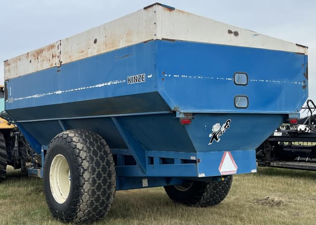 Image of Kinze 840 equipment image 3