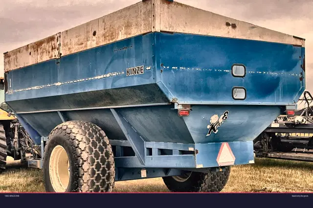 Image of Kinze 840 equipment image 2