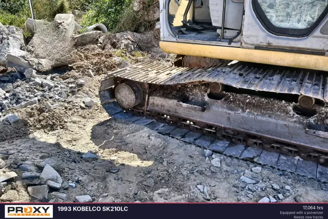 Image of Kobelco Sk210LC equipment image 2