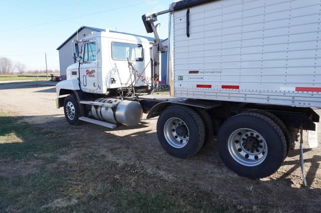 Image of Mack CH613 equipment image 3