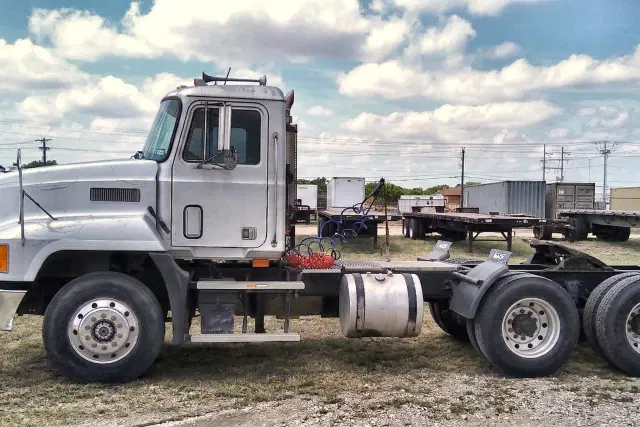 Image of Mack CH613 equipment image 4