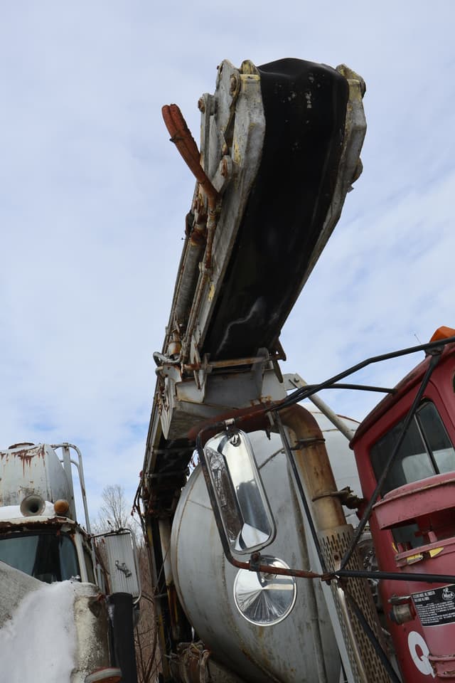 Image of Mack DM690S equipment image 4