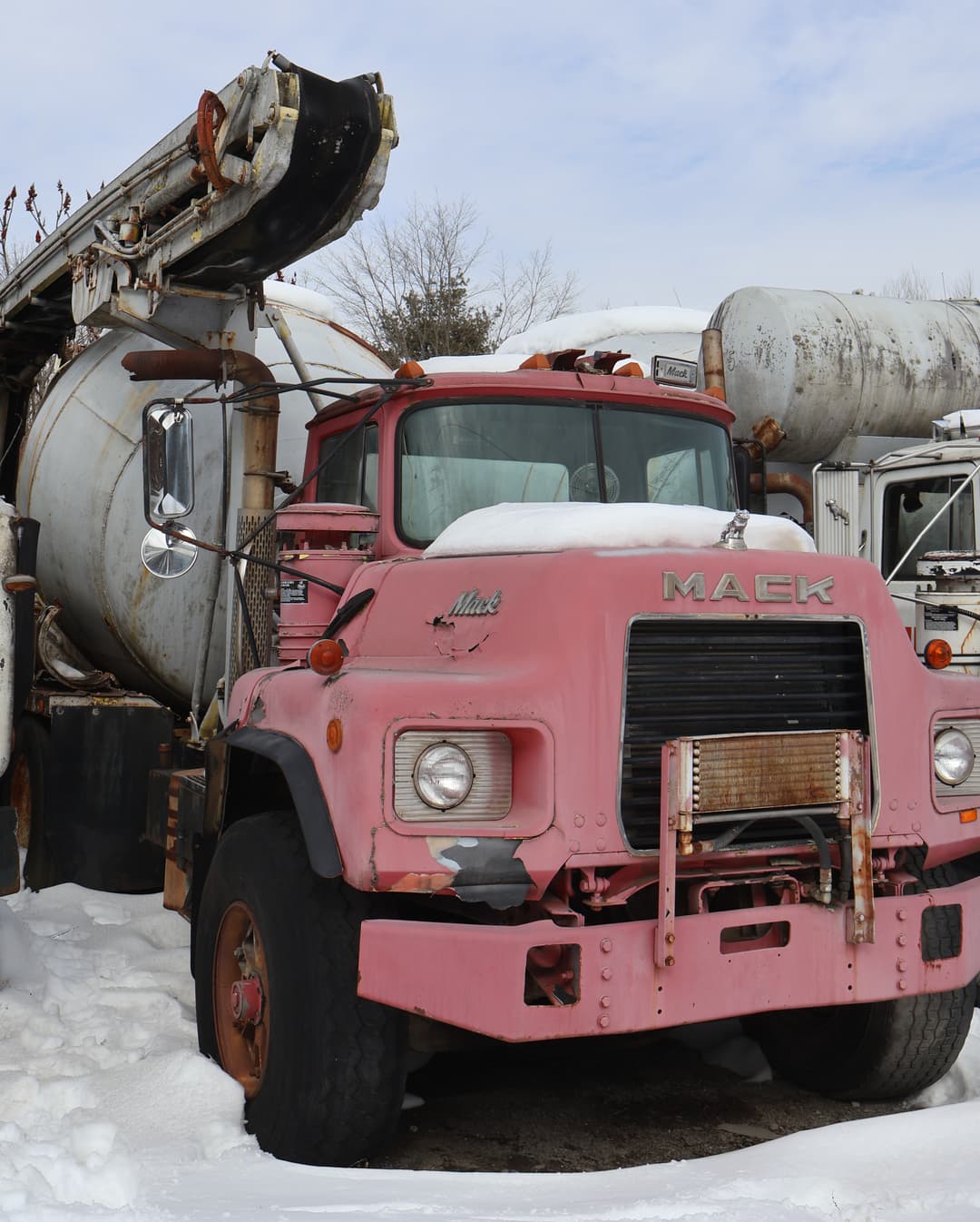 Image of Mack DM690S Primary image