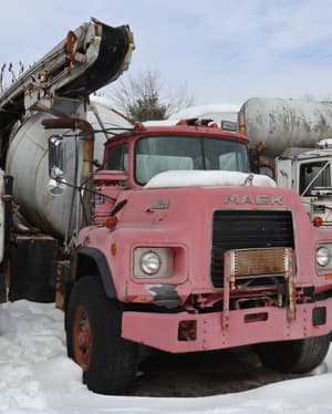 1993 Mack DM690S Image