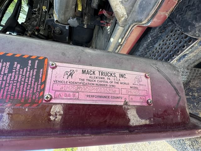 Image of Mack DM690S equipment image 2
