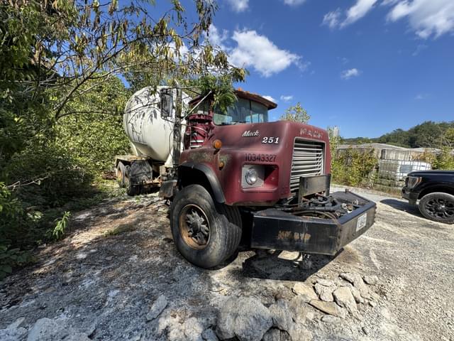 Image of Mack DM690S equipment image 1
