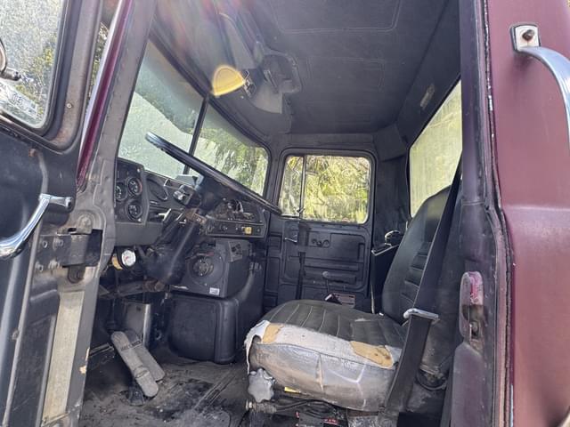 Image of Mack DM690S equipment image 3
