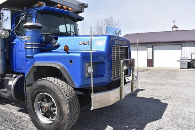 Image of Mack RB688S equipment image 2