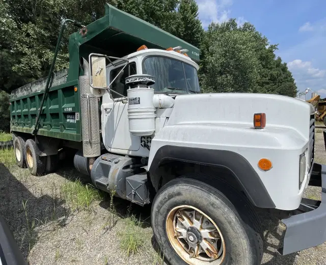 Image of Mack RD690S equipment image 4