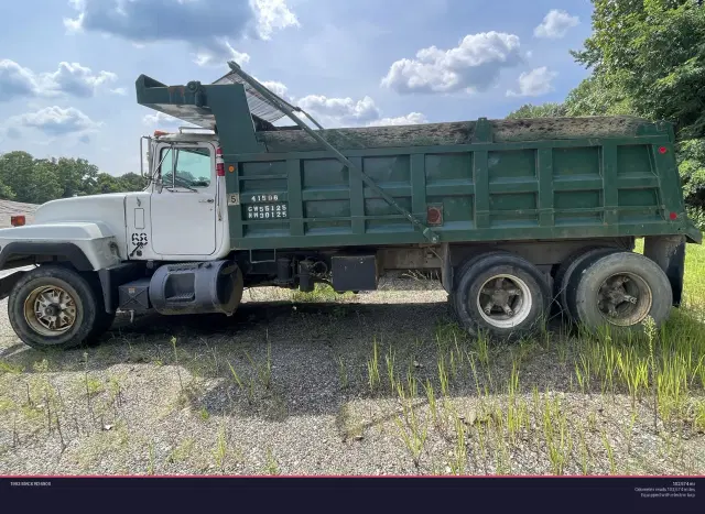 Image of Mack RD690S equipment image 1