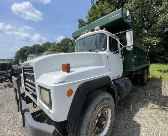 Image of Mack RD690S equipment image 4