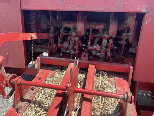 Image of New Holland 565 equipment image 4