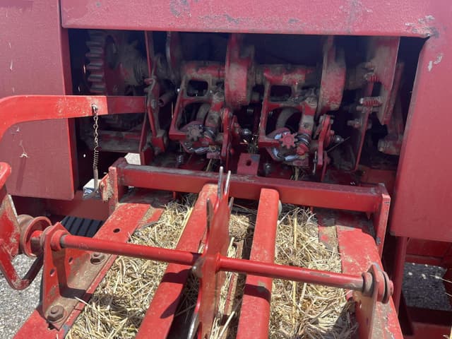 Image of New Holland 565 equipment image 4