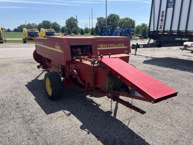 Image of New Holland 565 equipment image 2