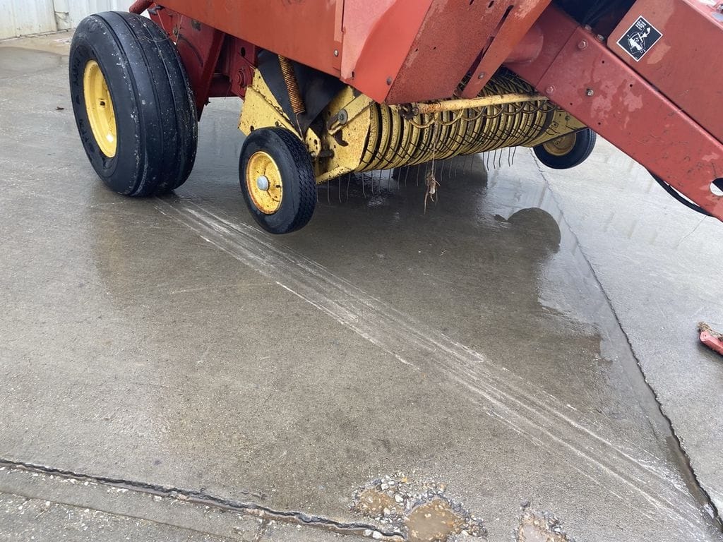 1993 New Holland 660 Equipment Image0