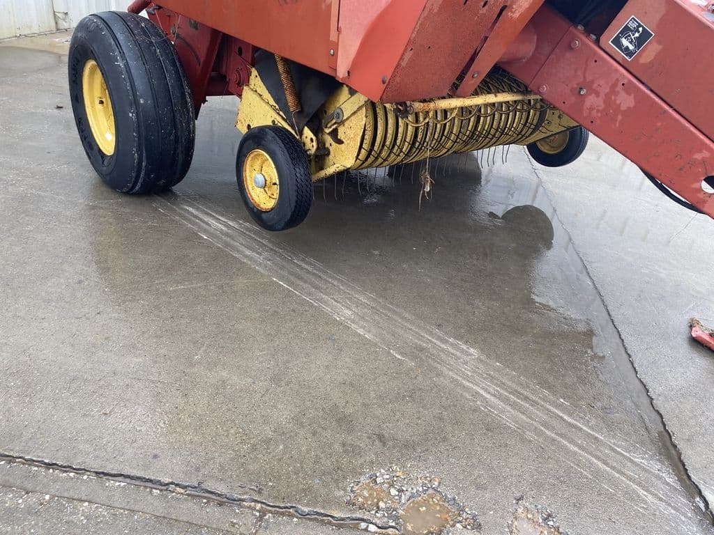 Image of New Holland 660 Image 0